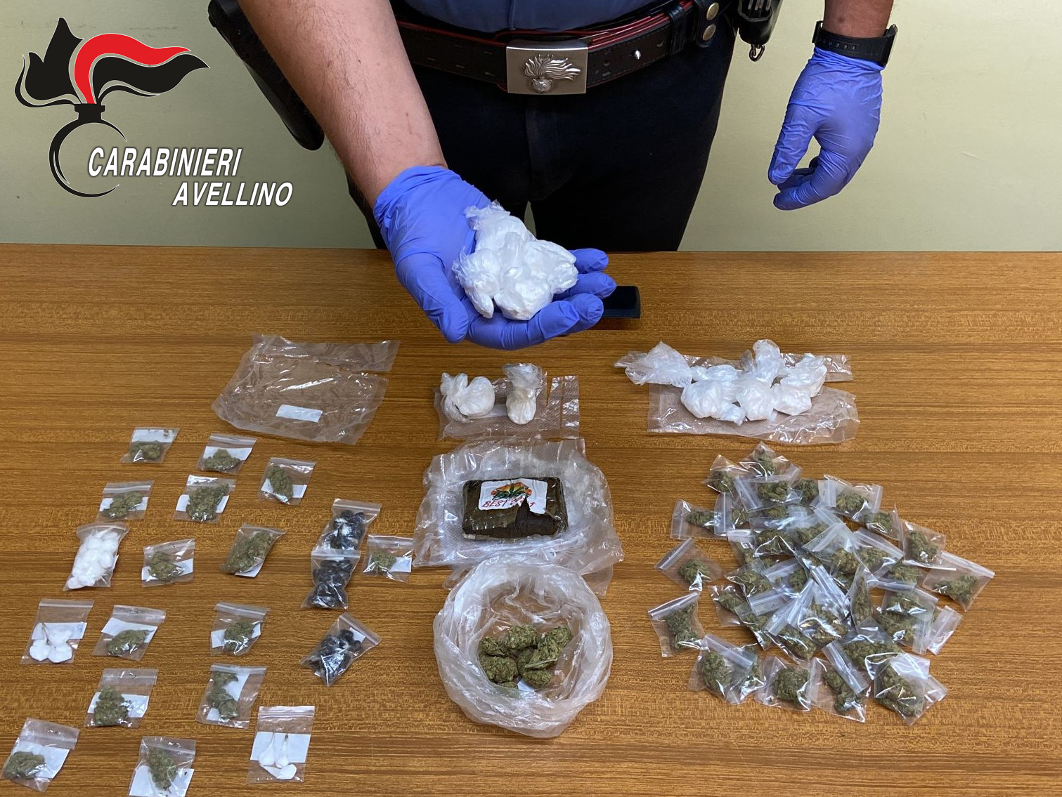 Trovate e sequestrate cocaina, cannabis e marijuana nascoste sotto una grondaia: operazione dei carabinieri di Lioni