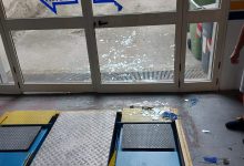 Benevento|Maltempo, cadono calcinacci da un palazzo. Danneggiata porta d’ingresso di un’officina