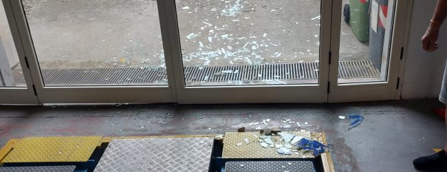 Benevento|Maltempo, cadono calcinacci da un palazzo. Danneggiata porta d’ingresso di un’officina