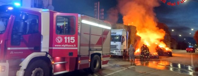 Savignano Irpino| In fiamme un tir che trasporta balle di fieno, vigili del fuoco al lavoro per diverse ore