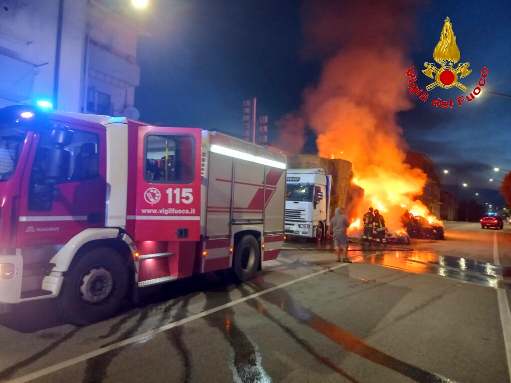 Savignano Irpino| In fiamme un tir che trasporta balle di fieno, vigili del fuoco al lavoro per diverse ore
