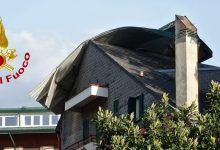 Maltempo in Irpinia, oltre 30 interventi dei vigili del fuoco. Ad Avellino vola la copertura di un edificio