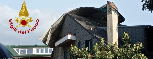 Maltempo in Irpinia, oltre 30 interventi dei vigili del fuoco. Ad Avellino vola la copertura di un edificio