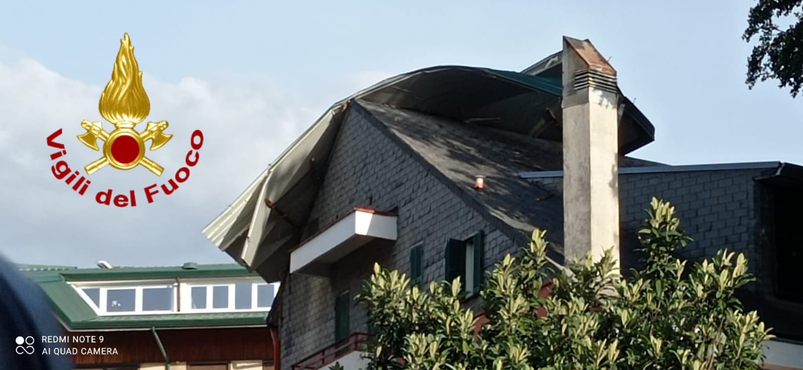 Maltempo in Irpinia, oltre 30 interventi dei vigili del fuoco. Ad Avellino vola la copertura di un edificio