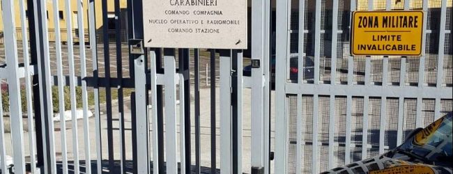 Montella| Bimbo lattante intrappolato in auto: i Carabinieri rompono il vetro e lo liberano