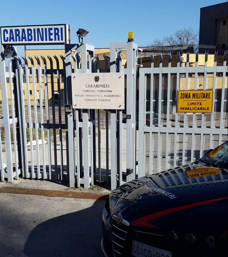 Montella| Bimbo lattante intrappolato in auto: i Carabinieri rompono il vetro e lo liberano