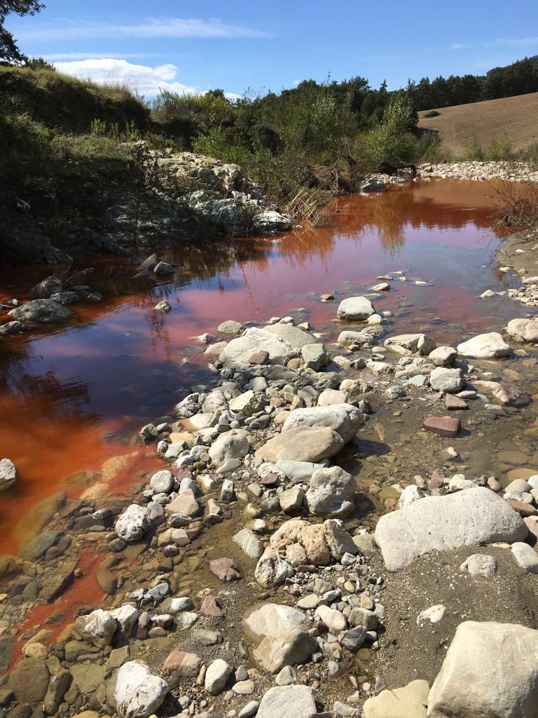 Reino, il fiume si colora di rosso