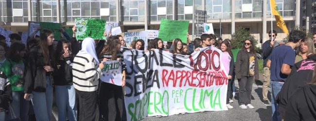 Avellino| Clima, 200 giovani in piazza tra studenti e ambientalisti. In campo anche i Giovani Comunisti