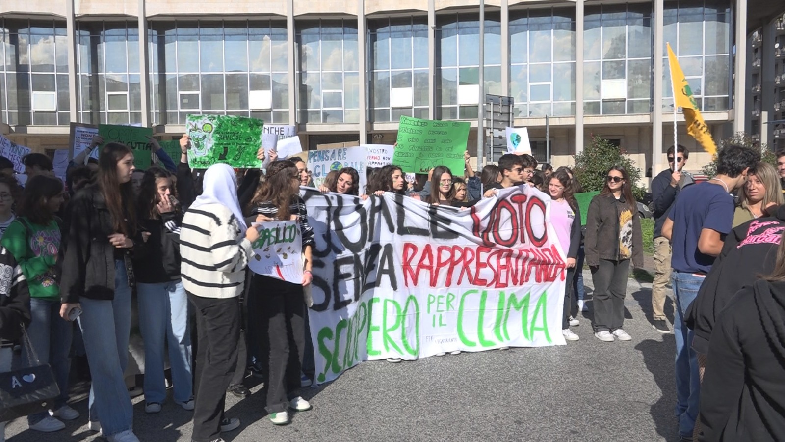 Avellino| Clima, 200 giovani in piazza tra studenti e ambientalisti. In campo anche i Giovani Comunisti