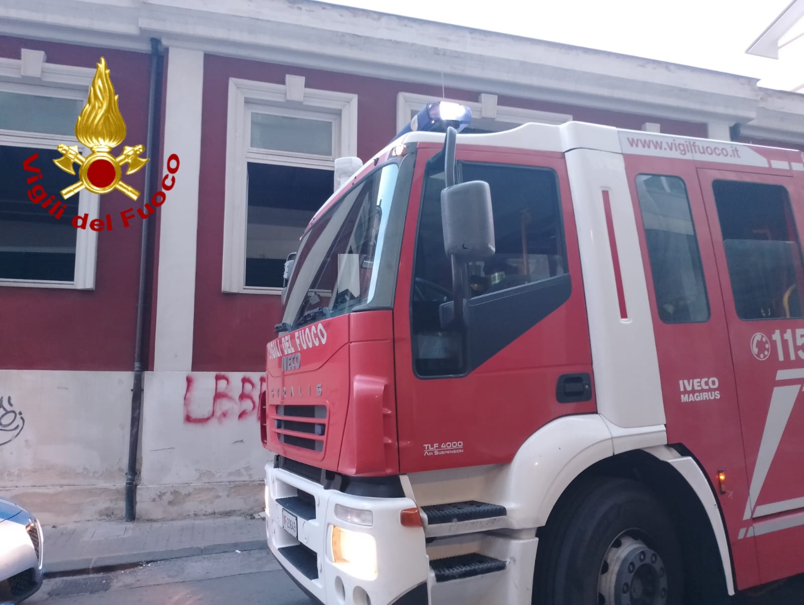 Avellino| Incendio nell’ex Asilo Patria e Lavoro, pompieri avvertiti dai passanti