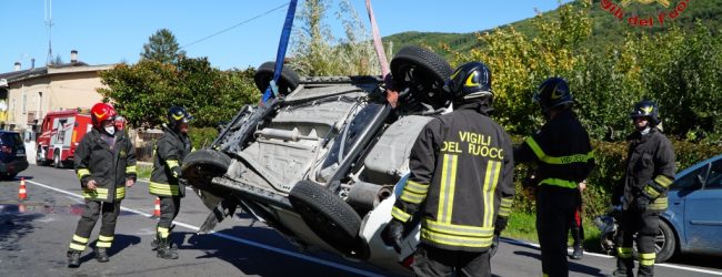 Monteforte Irpino| Incidente tra due auto sulla Nazionale, una si ribalta e finisce in una cunetta: 2 feriti al Moscati