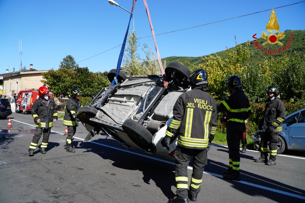 Monteforte Irpino| Incidente tra due auto sulla Nazionale, una si ribalta e finisce in una cunetta: 2 feriti al Moscati