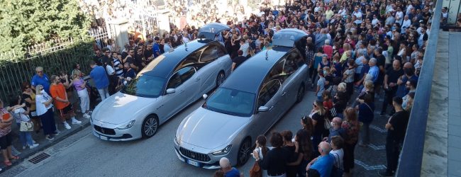 Cervinara, l’ultimo saluto a Roberta e Alessandra