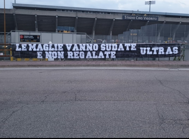 “Le maglie vanno sudate…” striscione degli Ultras al “Vigorito”