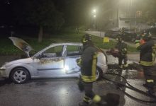 Auto in fiamme in via De Caro, illesa la conducente