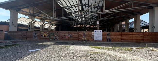 Piazza Commestibili a Benevento, recupero a metà