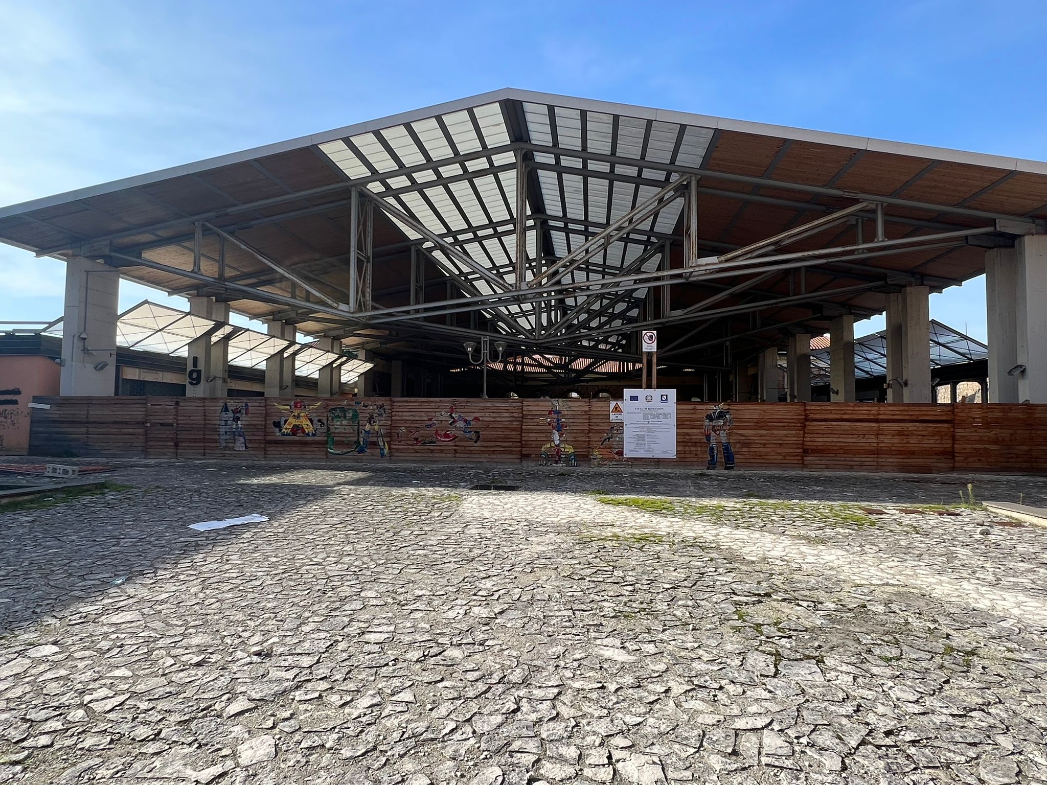 Piazza Commestibili a Benevento, recupero a metà