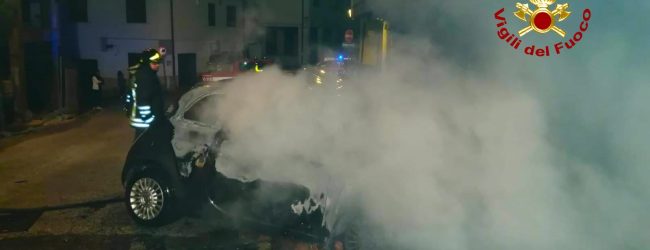 Solofra| In fiamme Fiat 500, paura nella notte in via Landolfi: indagano i carabinieri