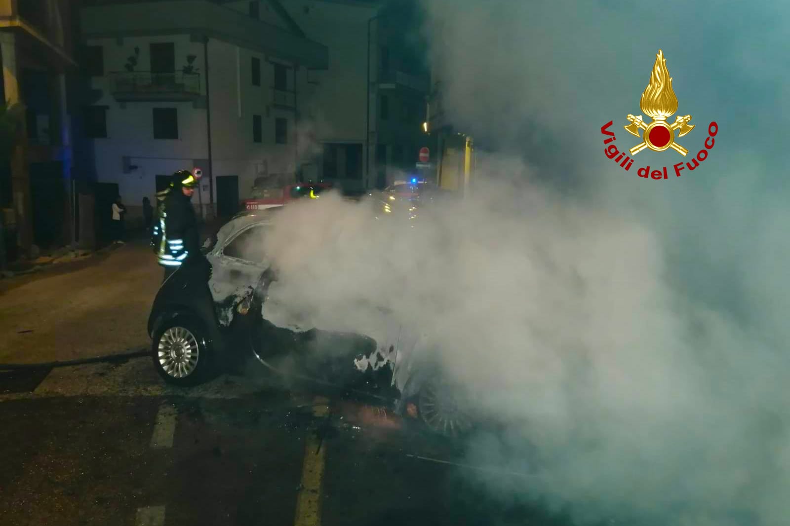 Solofra| In fiamme Fiat 500, paura nella notte in via Landolfi: indagano i carabinieri
