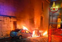 Forino| Due auto in fiamme nella notte, danni alla cabina Enel: quartiere senza luce