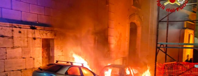Forino| Due auto in fiamme nella notte, danni alla cabina Enel: quartiere senza luce