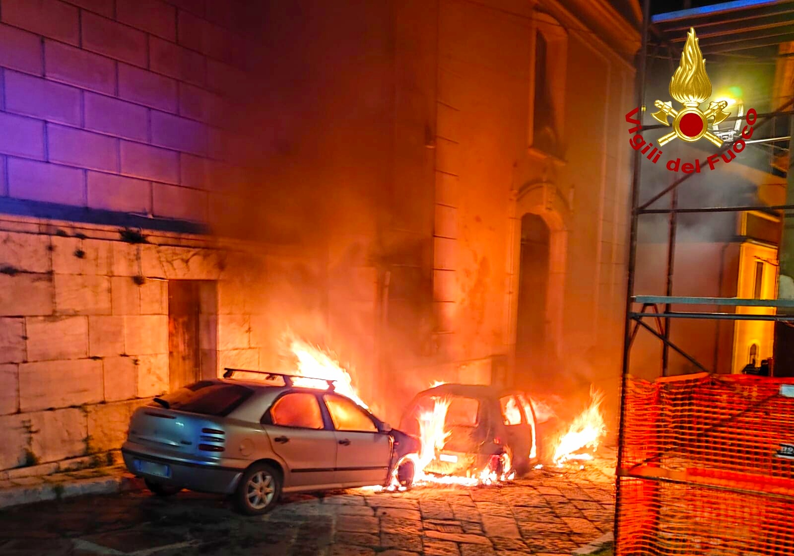 Forino| Due auto in fiamme nella notte, danni alla cabina Enel: quartiere senza luce