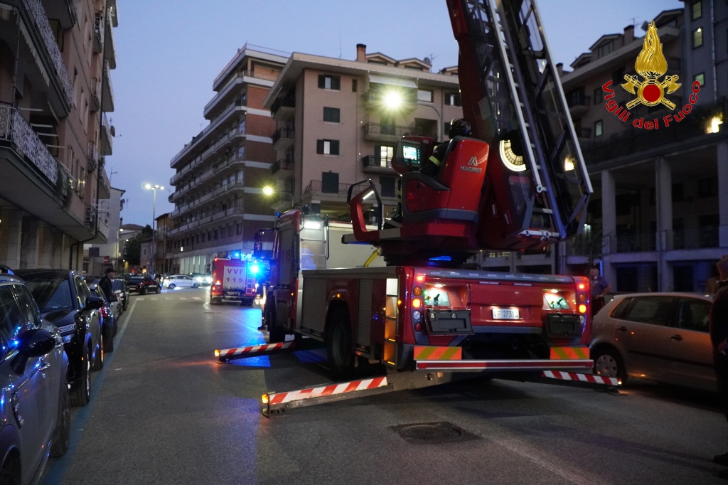 Avellino| Incendio in un appartamento in via Campane, palazzo sgomberato