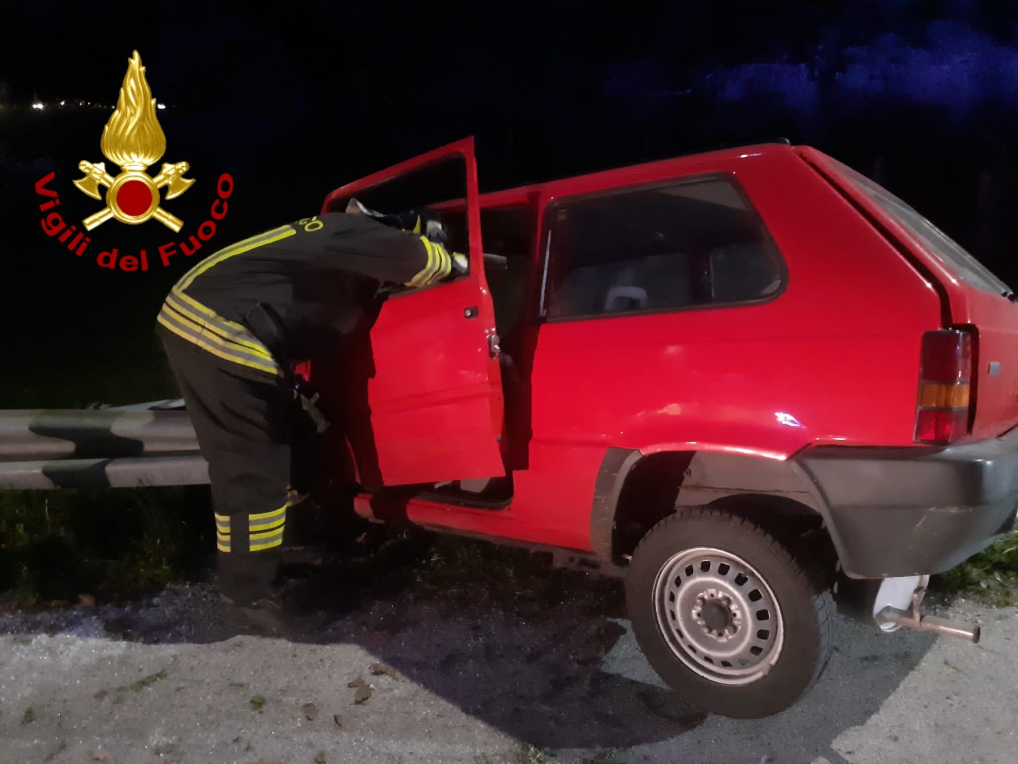 Montella| Incidente stradale, conducente incastrato nell’auto liberato dai pompieri