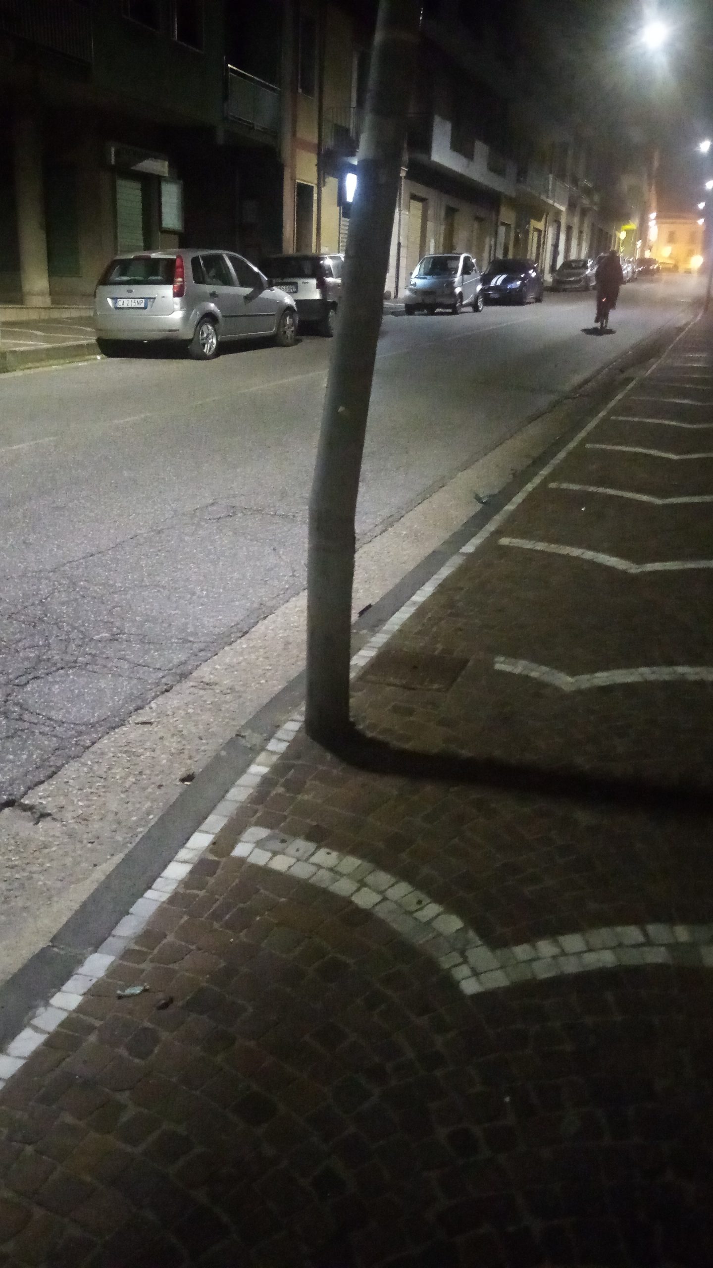 San Giorgio del Sannio/Palo della pubblica illuminazione in bilico, urge messa in sicurezza