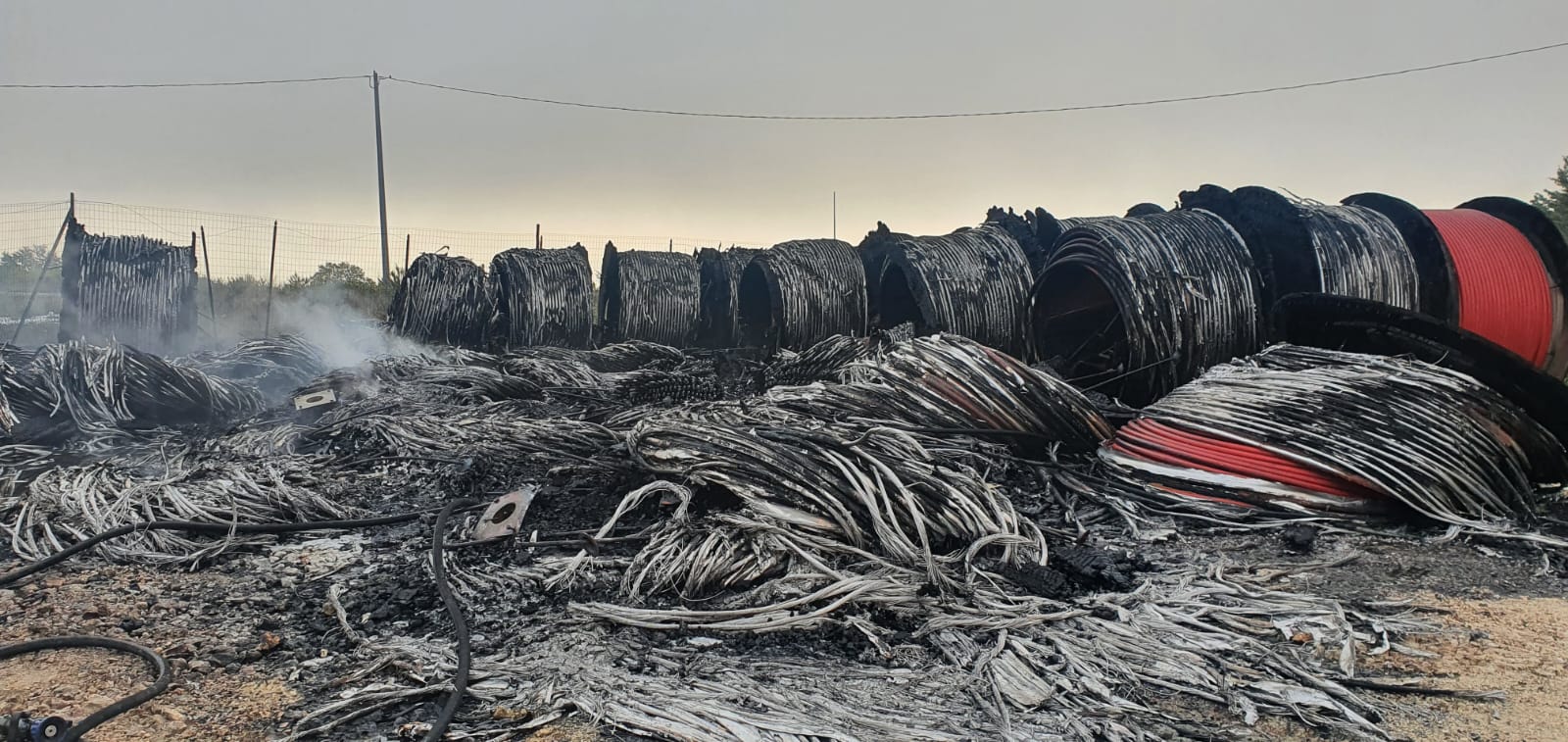 Cavi elettrici in fiamme, nella notte incendio tra Pontelandolfo e Campolattaro