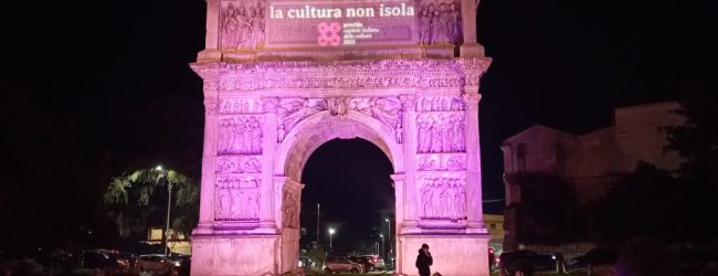 Giornata nazionale di sensibilizzazione sul tumore al seno, l’Arco di Traiano si colora di rosa