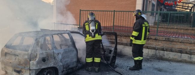 Grottaminarda| Auto parcheggiata in fiamme, intervengono i vigili del fuoco