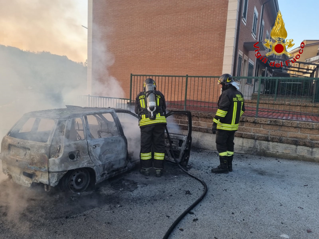 Grottaminarda| Auto parcheggiata in fiamme, intervengono i vigili del fuoco