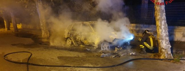 Quadrelle| Auto in fiamme nella notte, paura in via Cardinale: intervengono i vigili del fuoco