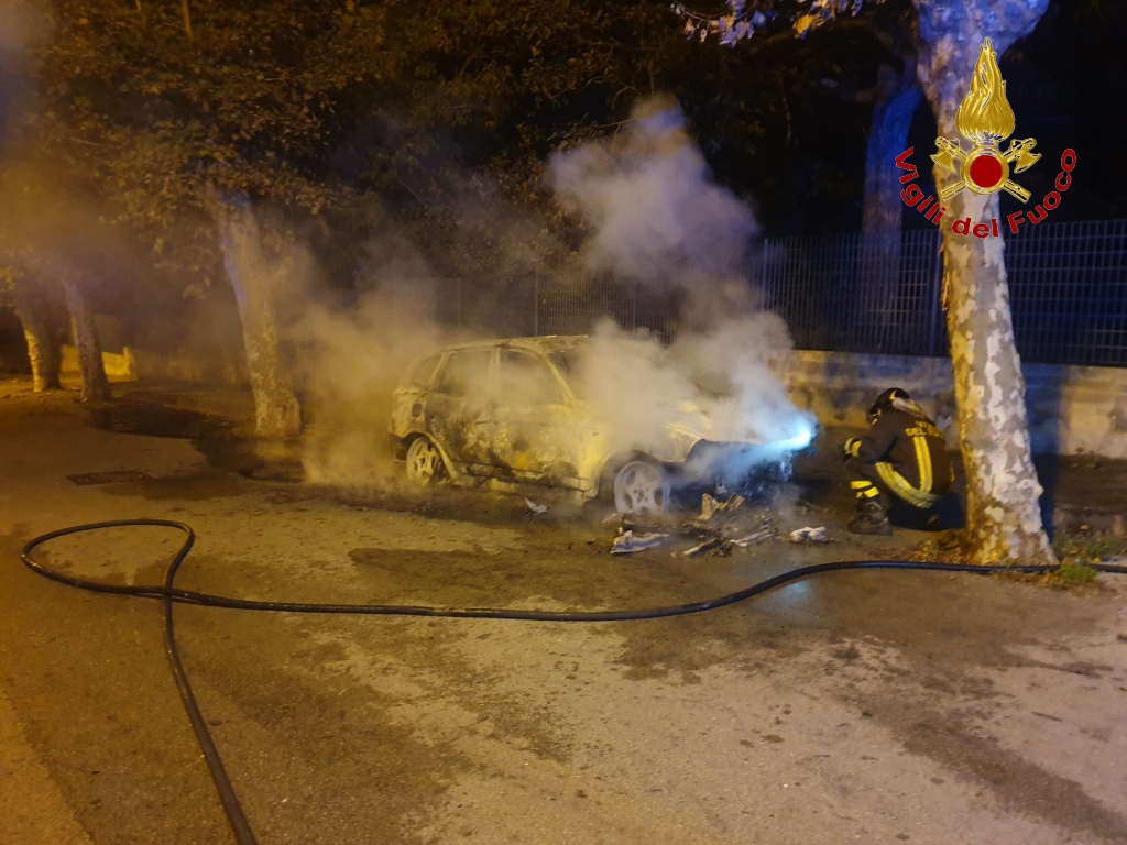 Quadrelle| Auto in fiamme nella notte, paura in via Cardinale: intervengono i vigili del fuoco