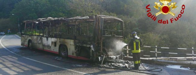 Monteforte| Bus in fiamme spento dai pompieri, l’autista si mette in salvo. L’Air apre un’inchiesta interna