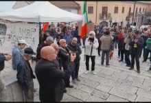 Ariano Irpino| Caro bollette, commercianti in piazza Plebiscito. Il vescovo Melillo: questione di sopravvivenza