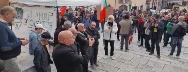 Ariano Irpino| Caro bollette, commercianti in piazza Plebiscito. Il vescovo Melillo: questione di sopravvivenza