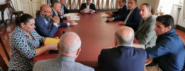 Risparmio energetico, il Comune vara un pacchetto di misure: nel mirino illuminazione e riscaldamenti. Venerdi smart working