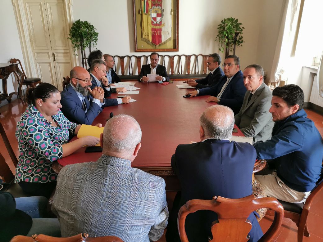 Risparmio energetico, il Comune vara un pacchetto di misure: nel mirino illuminazione e riscaldamenti. Venerdi smart working