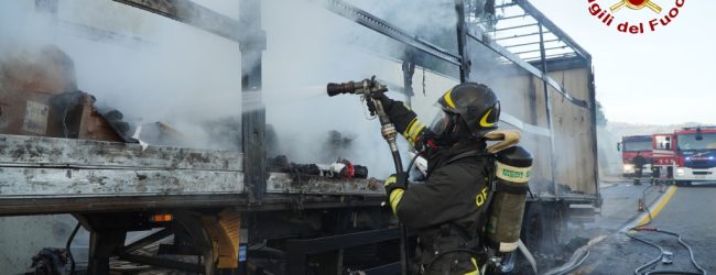 Venticano| Tir che trasporta sanitari prende fuoco sull’A16, conducente sotto shock