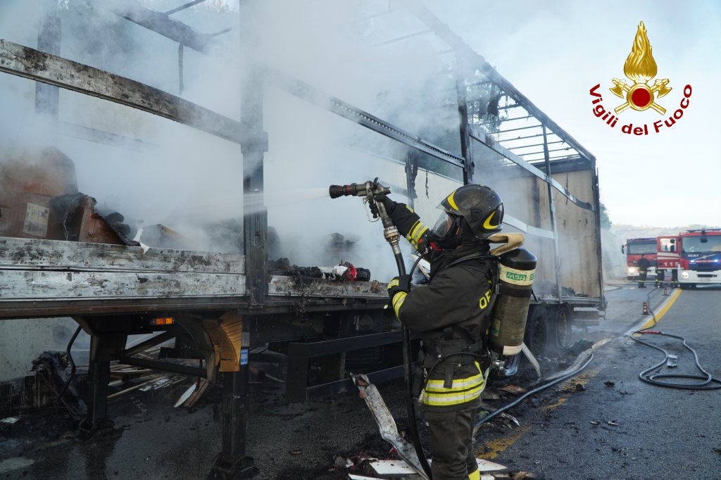 Venticano| Tir che trasporta sanitari prende fuoco sull’A16, conducente sotto shock