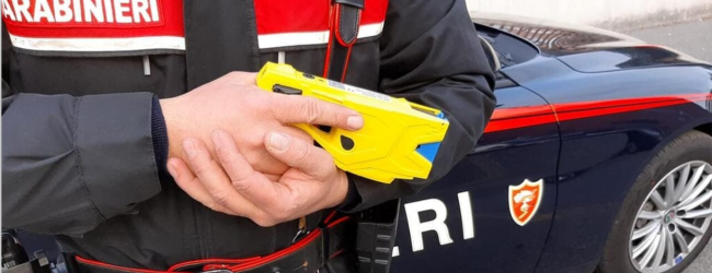 Fragneto Monforte, minaccia un’anziana e i carabinieri con un coltello: fermato con il taser