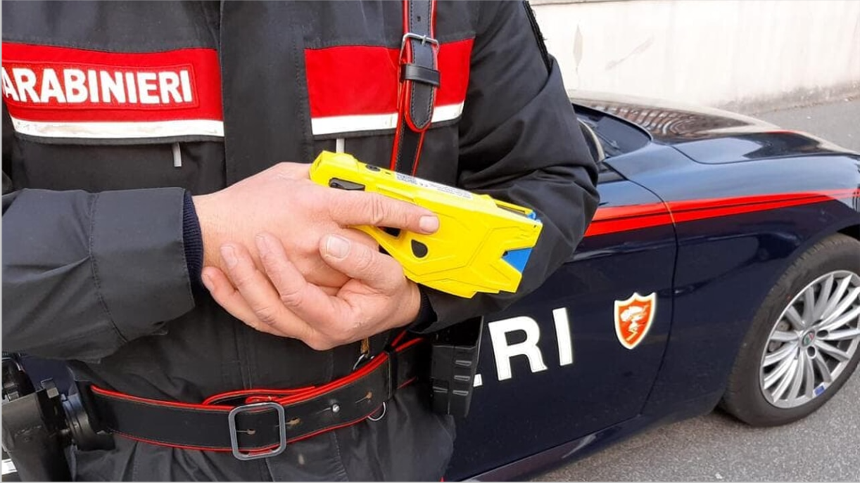 Fragneto Monforte, minaccia un’anziana e i carabinieri con un coltello: fermato con il taser