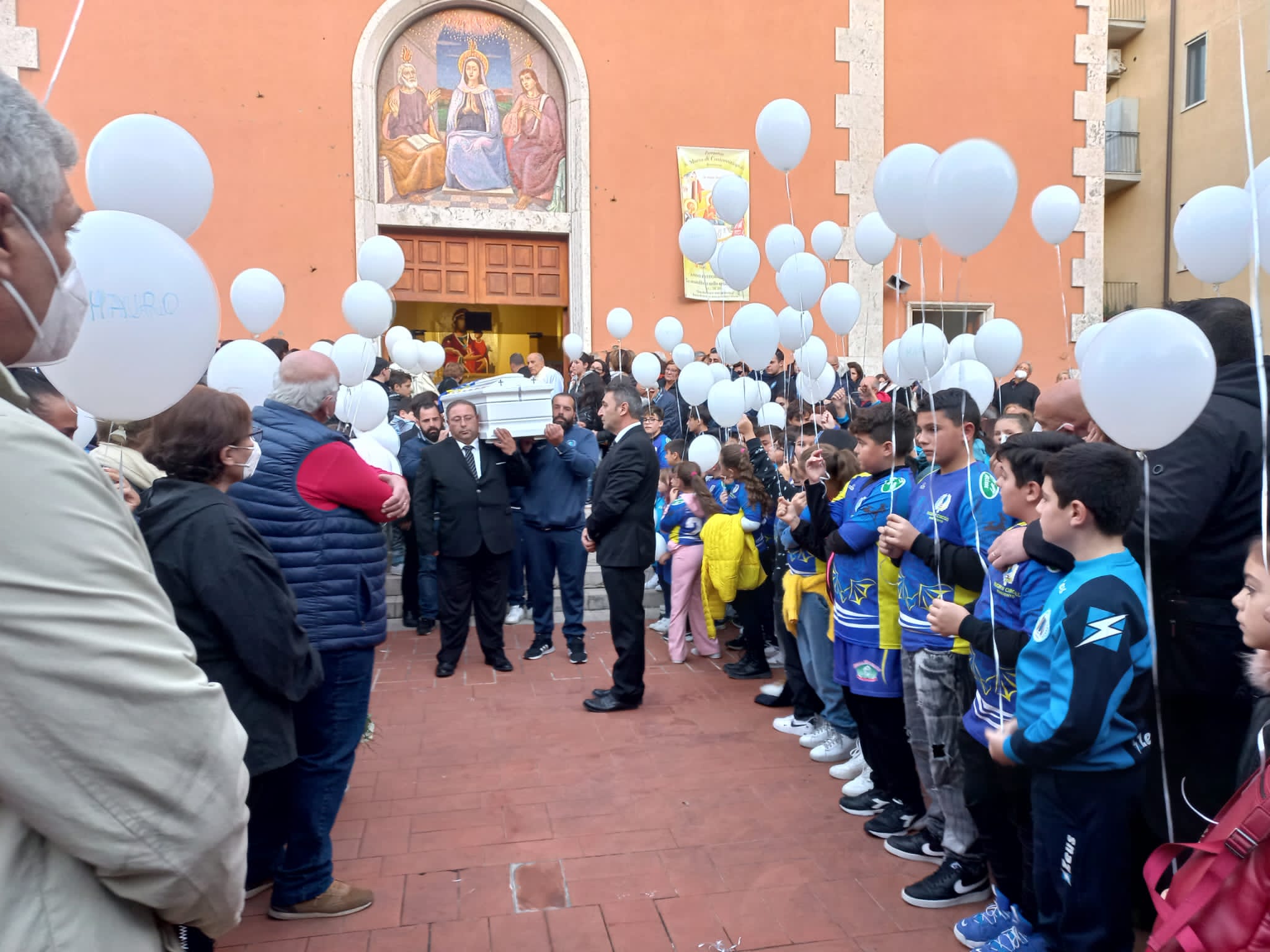 Benevento, una folla commossa per l’ultimo abbraccio a Mauro