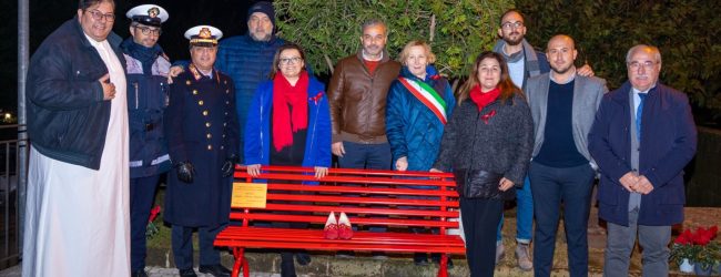 Sant’Agata De Goti| Il gruppo “Noi di Bagnoli 72” ha installato una panchina rossa in ricordo di Diana e Sharon