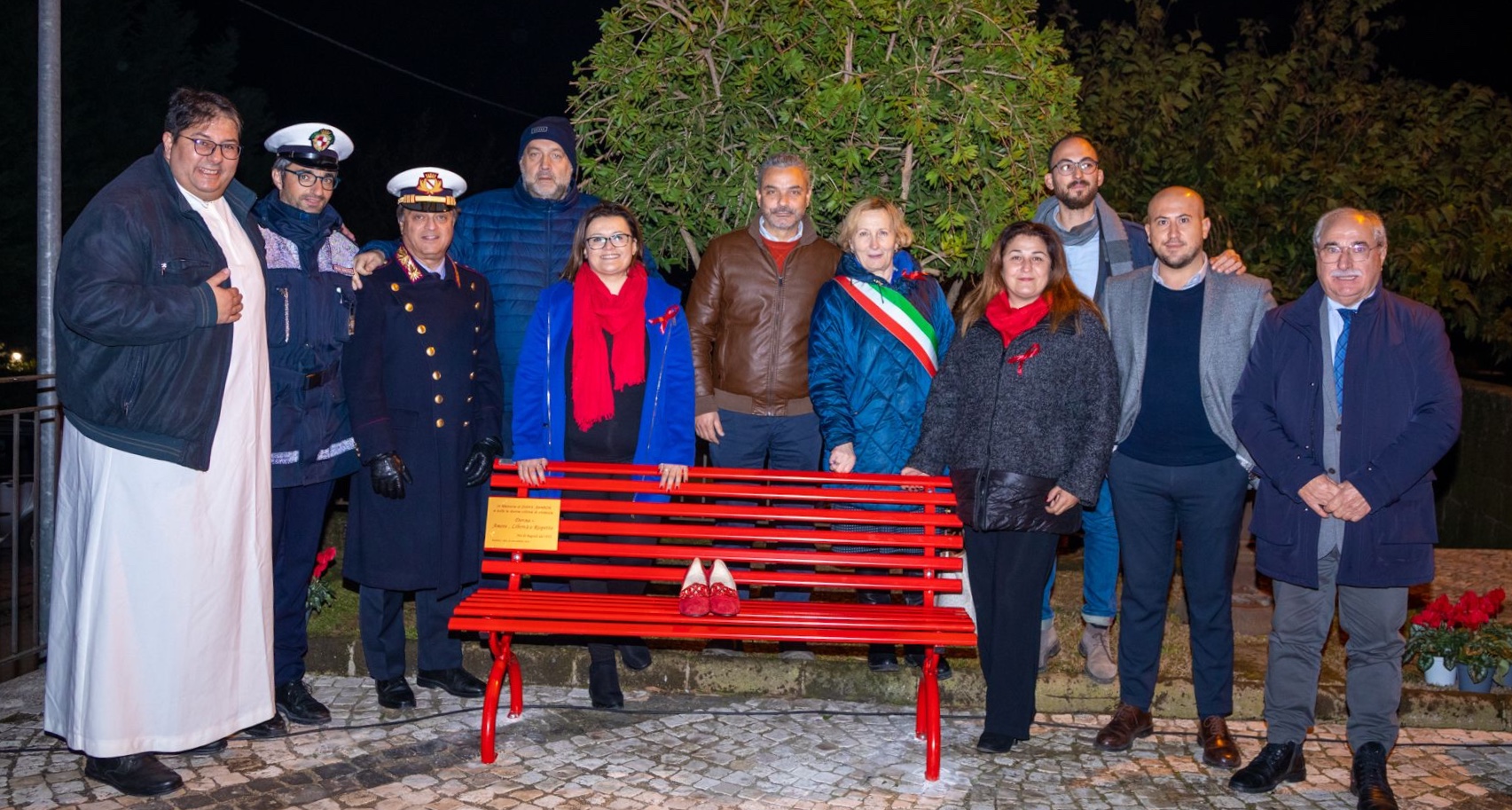 Sant’Agata De Goti| Il gruppo “Noi di Bagnoli 72” ha installato una panchina rossa in ricordo di Diana e Sharon