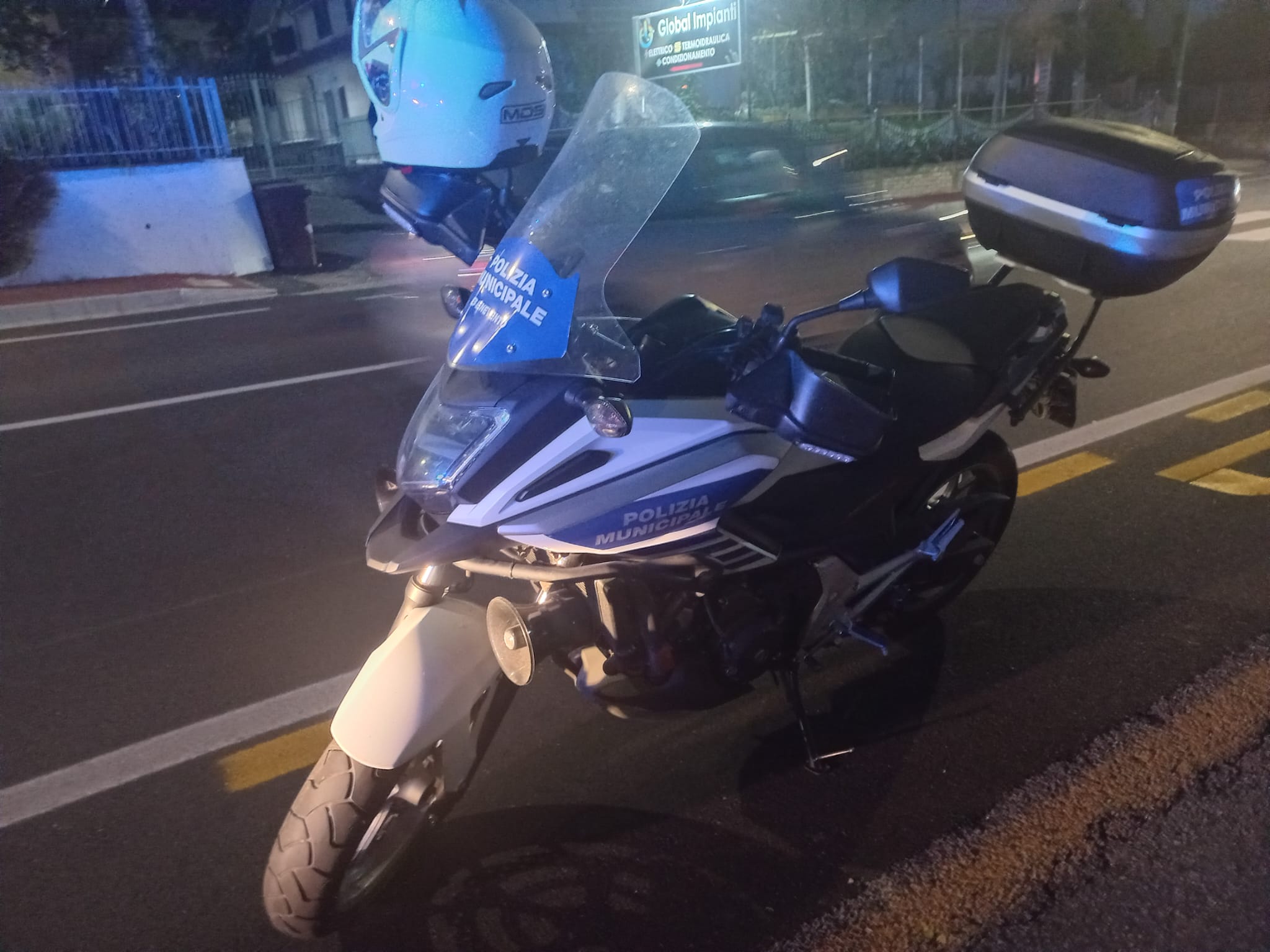 Fugge dopo un incidente in via Fratelli Roselli, 31enne identificato dalla Polizia Municipale