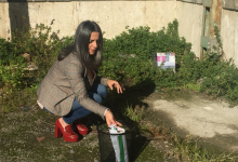 Caro energia, Antonella Oliviero continua la protesta e brucia le bollette