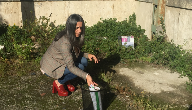 Caro energia, Antonella Oliviero continua la protesta e brucia le bollette